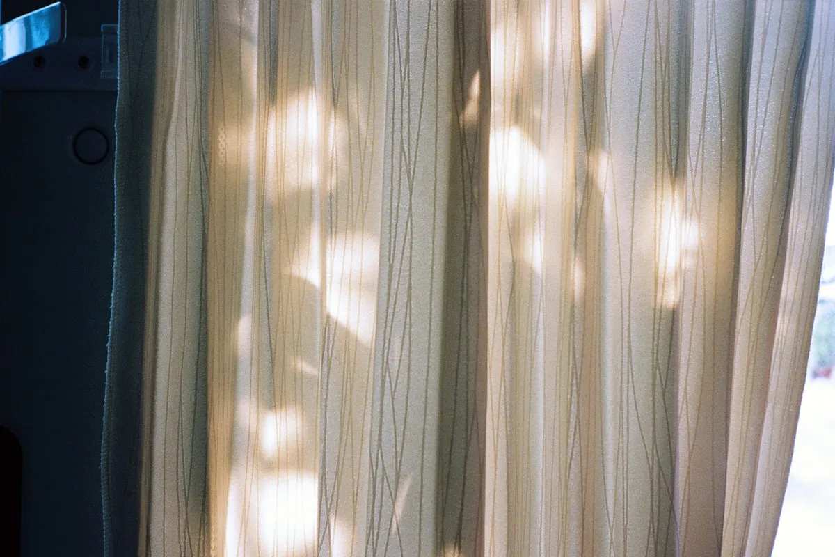 Voile · maille fine filtrant la lumière
