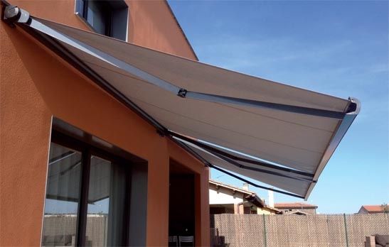 Store banne avec coffre intégral aluminium, toile entièrement protégée