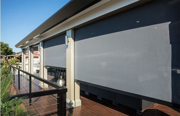 Store vertical zip avec coffre, descente tendue sur baie