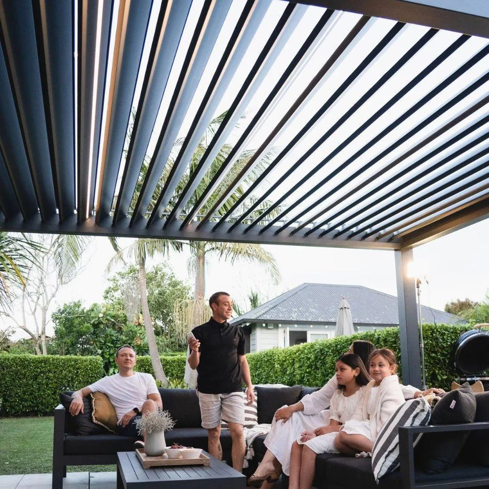 Pergola bioclimatique Solare en aluminium anthracite, structure autoportée sur fond neutre